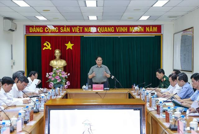 Thủ tướng Phạm Minh Chính làm việc với các bộ ngành, địa phương nhằm quyết liệt thúc đẩy tiến độ các dự án nâng công suất sân bay Tân Sơn Nhất - Ảnh: VGP/Nhật Bắc.