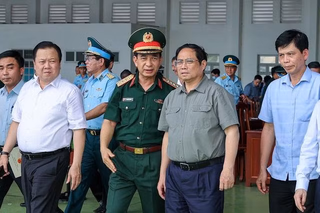 Thủ tướng Phạm Mính khảo sát hiện trường nhằm quyết liệt thúc đẩy tiến độ các dự án nâng công suất sân bay Tân Sơn Nhất - Ảnh: VGP/Nhật Bắc.