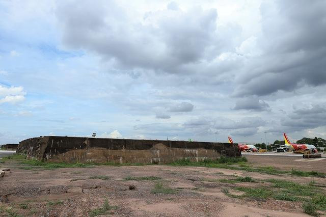 Ụ bê tông trong sân bay Tân Sơn Nhất - Ảnh: VGP/Nhật Bắc.