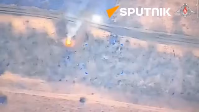 Video pháo tự hành Akatsiya diệt súng cối và kho đạn gần Avdeevka