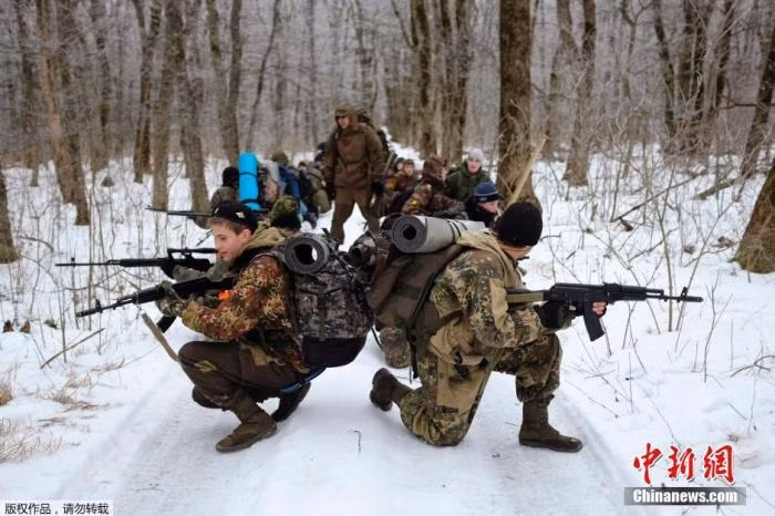 Hình ảnh các sinh viên tại một trường học ở Nga đang trải qua ca huấn luyện quân sự trong cái rét của mùa đông.