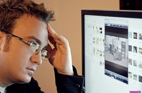 Làm việc nhiều với máy tính sẽ khiến chứng nháy mắt nặng hơn
