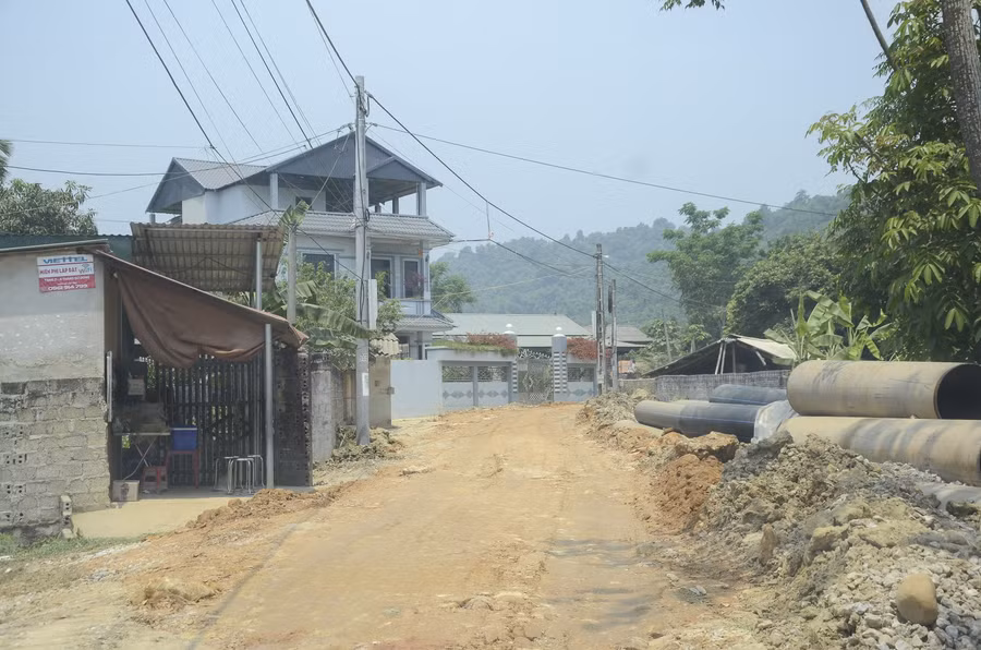 Đường nhựa hư hỏng, nhanh chóng được "vá" bằng đất