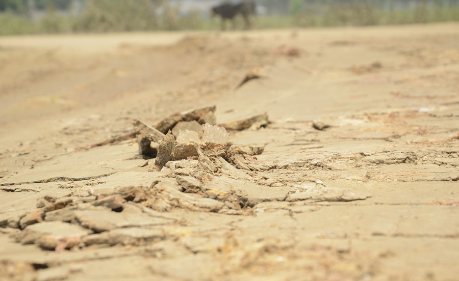 Chỉ khoảng gần 2km từ khu vực thi công đến ngã ba đi bản Hồng Lếch Cang (xã Thanh Chăn), đếm sơ qua có tới hàng chục &quot;vũng trâu đằm&quot;. Liên tiếp các đoạn nền đường bị &quot;cày xới&quot;