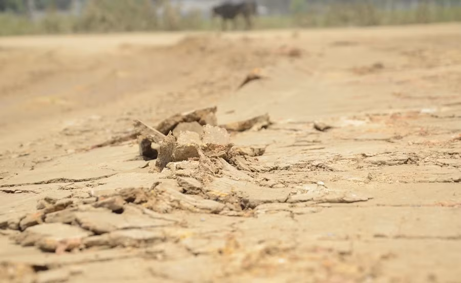 Chỉ khoảng gần 2km từ khu vực thi công đến ngã ba đi bản Hồng Lếch Cang (xã Thanh Chăn), đếm sơ qua có tới hàng chục "vũng trâu đằm". Liên tiếp các đoạn nền đường bị "cày xới"