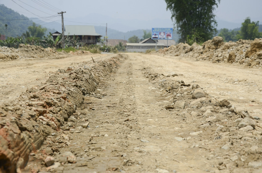 Nhiều đoạn hư hỏng nặng phải &quot;vá&quot; bằng đất để lấy đường đi