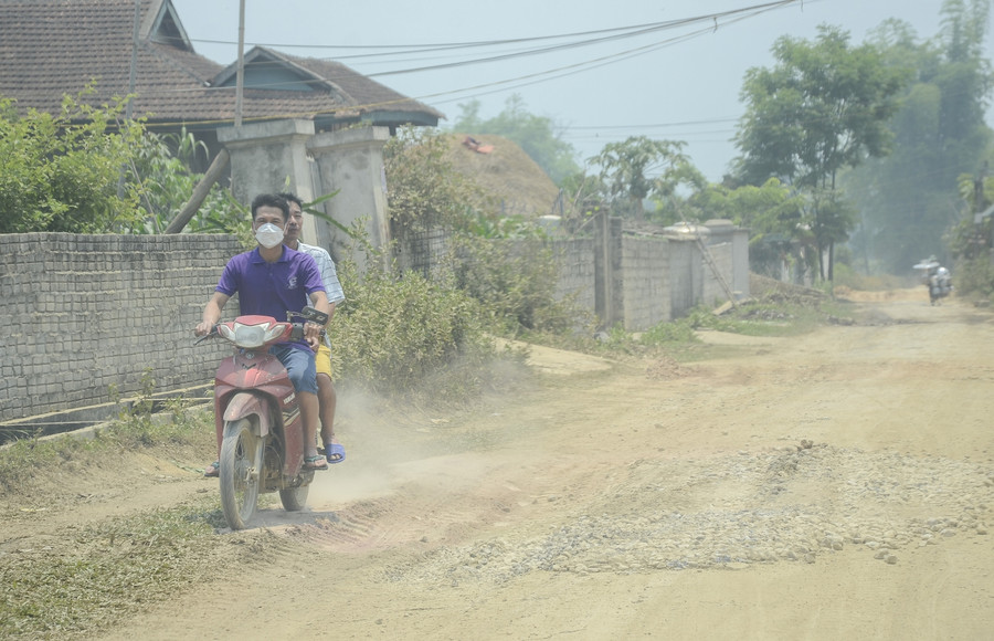 Việc đi lại của người dân gặp nhiều khó khăn. Nhất là đối với học sinh khi hiện nay đang vào mùa mưa.