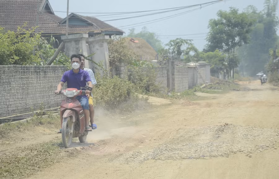 Việc đi lại của người dân gặp nhiều khó khăn. Nhất là đối với học sinh khi hiện nay đang vào mùa mưa.