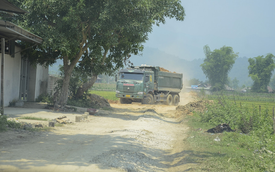 Xe chở đất không phủ bạt