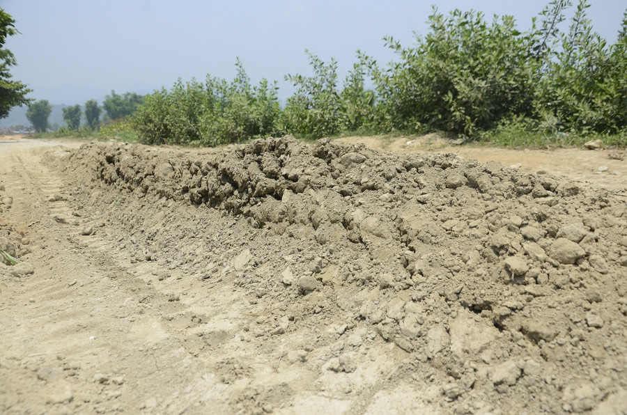 Một vệt lún sâu do các đoàn xe để lại