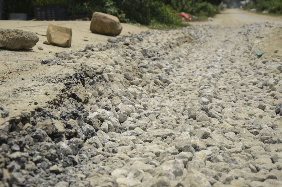 Nền đường bị sụt lún sâu, biến dạng.