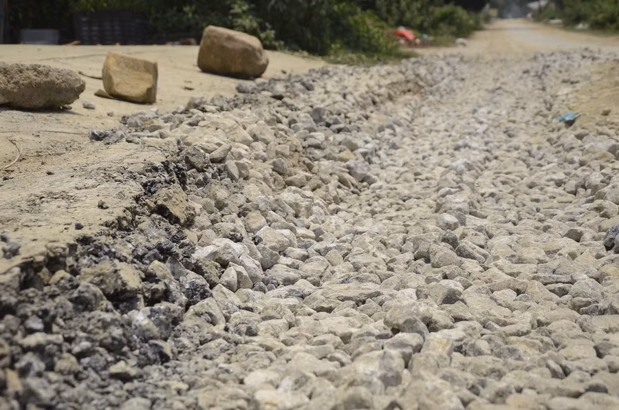 Nền đường bị sụt lún sâu, biến dạng.