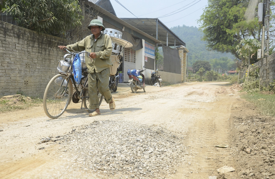 Trường bản Lò Văn Duyên cho biết thêm: Bản có hơn 100 hộ, trong đó khoảng gần 30 học sinh thường xuyên phải đi lại, đến trường trên con đường này. Nhiều ngày mưa phải dắt xe đi bộ, việc ngã xe thường xuyên xảy ra.
