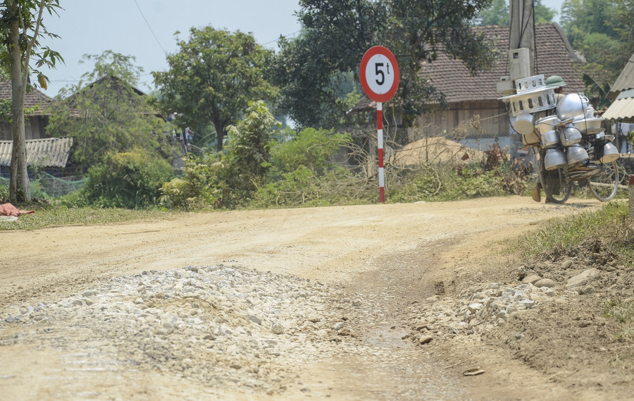 Trong khi đó, tuyến đường được cắm biển giới hạn tải trọng xe dưới 5 tấn...