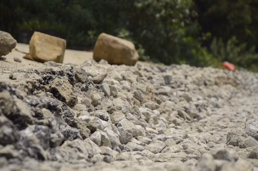 Vết hằn của những bánh xe tải trọng lớn khiến con đường nhựa hư hỏng nặng.