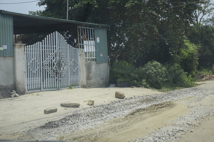 Chị L. T. T, người dân bản Hồng Lếch Cuông chia sẻ: Con đường này trước kia là nền nhựa, chỉ có 1 vài &quot;ổ gà&quot; nhỏ. Song kể từ khi xe công trình qua lại thì đường xuống cấp nghiệm trọng, liên tiếp ổ voi. Bà con trong bản thường xuyên phải di chuyển trên con đường này nên gặp nhiều khó khăn. Việc đi lại, vận chuyển nông sản bị cản trở.