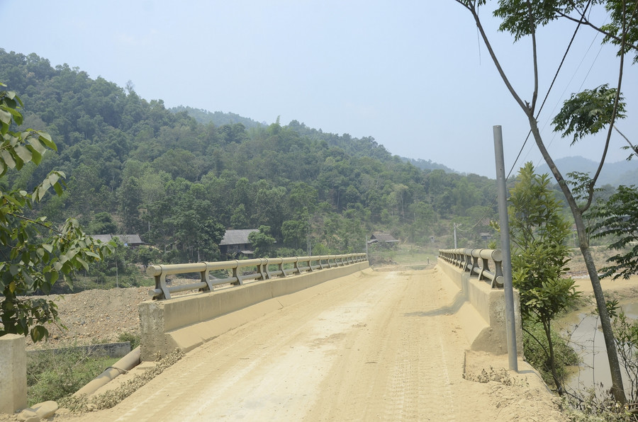 Chiếc cầu nhỏ thường xuyên phải &quot;gánh&quot; những xe tải trọng lớn đi qua, chẳng hiểu vì sao biển báo tải trọng không còn?!