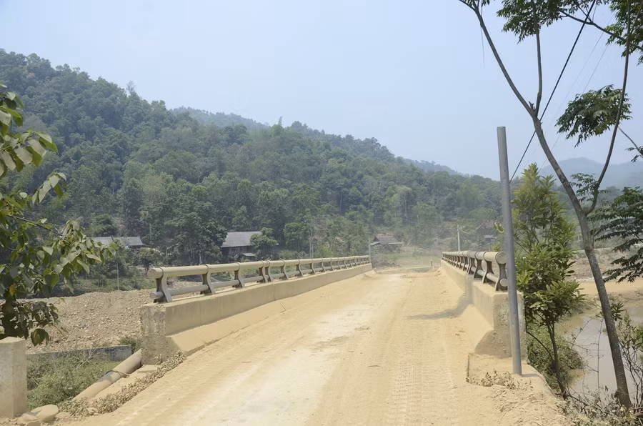 Chiếc cầu nhỏ thường xuyên phải "gánh" những xe tải trọng lớn đi qua, chẳng hiểu vì sao biển báo tải trọng không còn?!