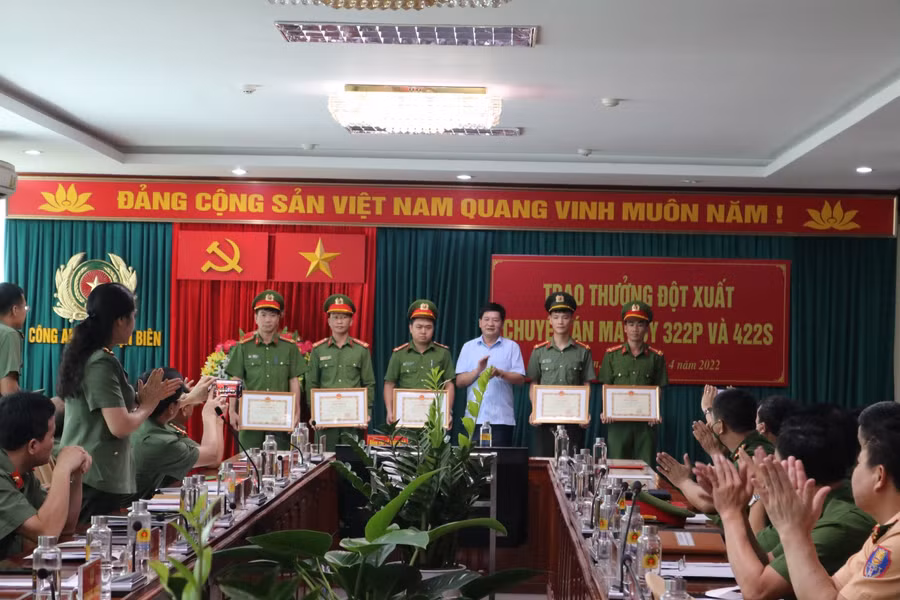 Ông Lê Thành Đô - Chủ tịch UBND tỉnh Điện Biên tặng Bằng khen cho các tập thể, cá nhân có thành tích xuất sắc trong chuyên án. Ảnh: Công an Điện Biên.