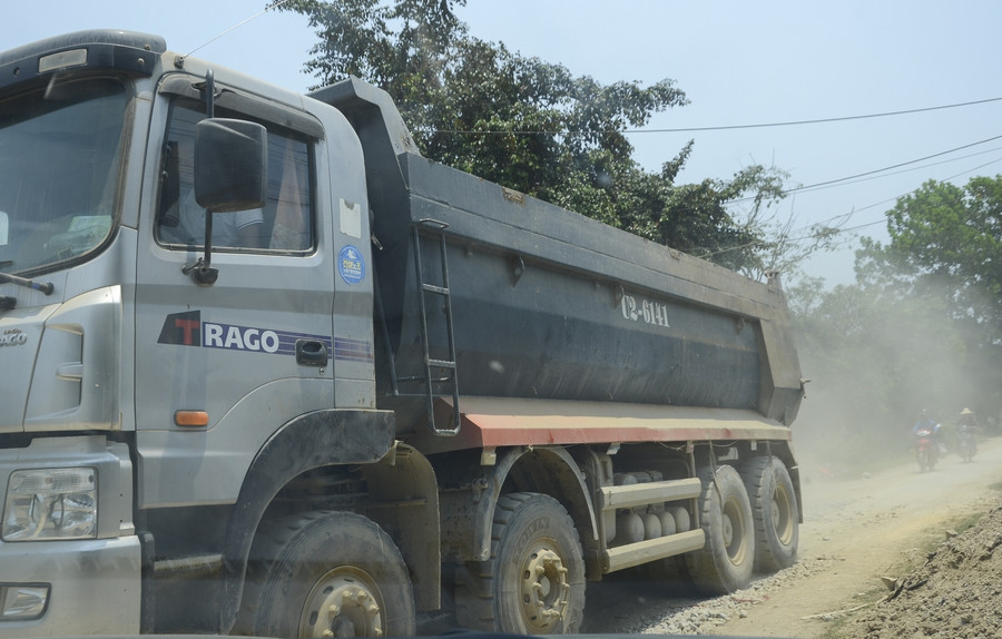 Xe có trọng tải lớn lưu thông khiến việc đi lại của người dân đối diện với nguy cơ mất an toàn cao