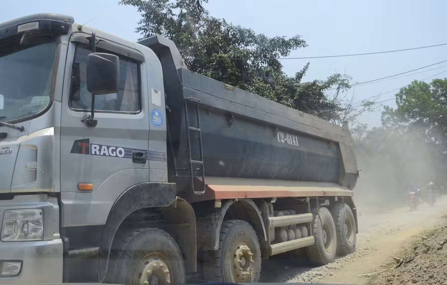 Xe có trọng tải lớn lưu thông khiến việc đi lại của người dân đối diện với nguy cơ mất an toàn cao