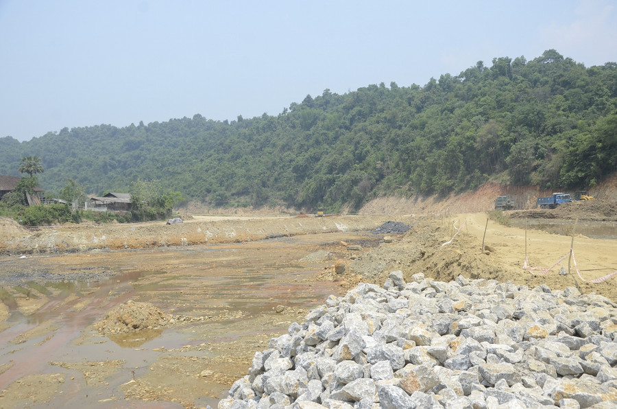 Trưởng bản Hồng Lếch Cuông - Lò Văn Duyên nói: &quot;Chúng tôi đã có kiến nghị lên xã và đơn vị thi công hồ về vấn đề trên. Tuy nhiên bên thi công bảo khi nào xong công trình sẽ khắc phục đường. Nghĩa là ít nhất vài năm nữa bà con vẫn phải chịu cảnh khổ cực này?!&quot;