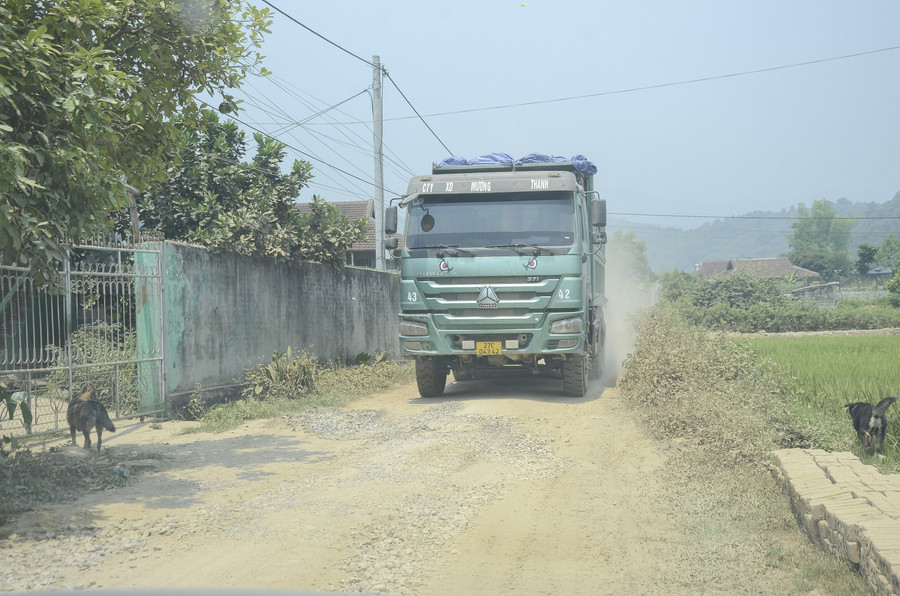 Theo phản ánh của người dân, kể từ khi Hồ Huổi Trạng Tai thi công thì các xe tải trọng lớn chở đất, đá thường xuyên di chuyển qua lại tuyến đường.