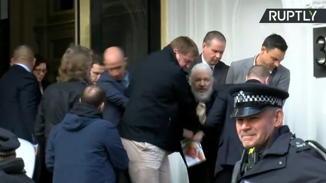 Julian Assange bị cảnh sát Anh đưa ra xe