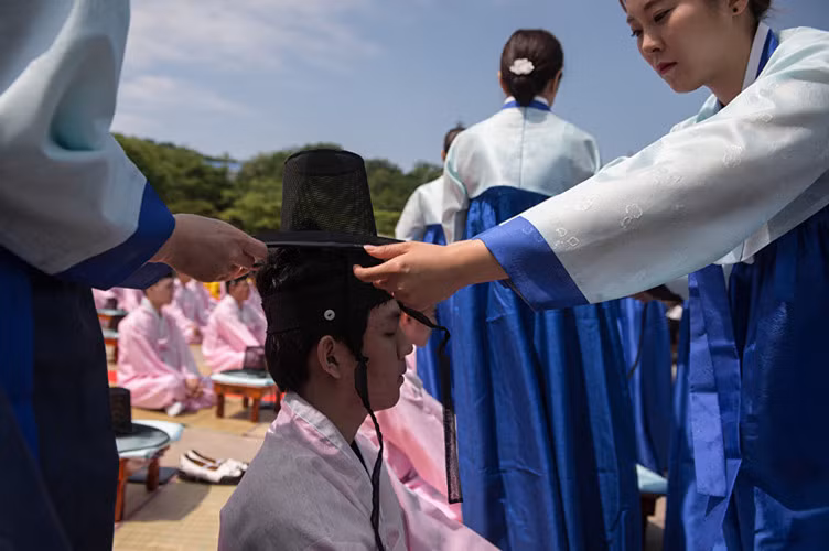 thanh nien han quoc hao huc trong ngay le truong thanh hinh 7