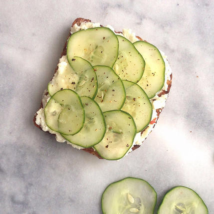 Sandwich dưa chuột: Một bữa sáng thanh đạm, dễ ăn cho những sáng mùa hè. Miếng bánh sandwich kết hợp với phô mai và vài lát dưa chuột thái mỏng, thế là đủ. Ảnh: The Nutrition Adventure. Sandwich dưa chuột: Một bữa sáng thanh đạm, dễ ăn cho những sáng mùa hè. Miếng bánh sandwich kết hợp với phô mai và vài lát dưa chuột thái mỏng, thế là đủ. Ảnh: The Nutrition Adventure.