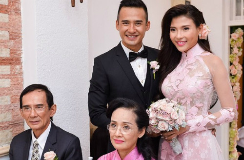 Lương Thế Thành (đứng, bên trái) năm 34 tuổi trong lễ đính hôn với diễn viên Thúy Diễm. Cả hai chụp hình cùng bố mẹ đẻ của nam diễn viên. Nam diễn viên được nhận xét là có nhiều nét giống bố. luong-the-thanh-khoe-anh-dien-trai-tu-nho-11