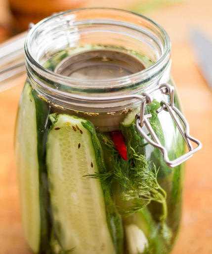 Dưa chuột muối: Món ăn này không những thích hợp ăn kèm với các loại thịt nướng, mà còn có lợi cho cơ thể, đặc biệt là hệ tiêu hóa nhờ các vi khuẩn lên men có lợi. Ảnh: Rebecca Scritchfield. Dưa chuột muối: Món ăn này không những thích hợp ăn kèm với các loại thịt nướng, mà còn có lợi cho cơ thể, đặc biệt là hệ tiêu hóa nhờ các vi khuẩn lên men có lợi. Ảnh: Rebecca Scritchfield.