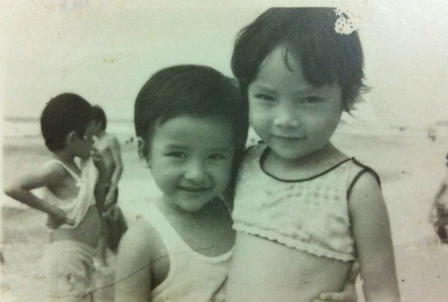 Lương Thế Thành sinh năm 1982 tại Tiền Giang, trong một gia đình không có truyền thống nghệ thuật. Từ nhỏ nam diễn viên đã sở hữu khuôn mặt có nhiều nét thanh tú với nụ cười tươi và ánh mắt rạng rỡ. Trong ảnh, Lương Thế Thành năm ba tuổi chụp cùng chị gái trong một chuyến đi biển. luong-the-thanh-khoe-anh-dien-trai-tu-nho