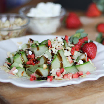 Salad dưa chuột, dâu tây: Những lát dưa chuột thái mỏng kết hợp với vị chua ngọt của dâu tây, thêm chút hạt hạnh nhân và phô mai khiến món ăn trông càng hấp dẫn hơn. Ảnh: Abbey’s Kitchen. Salad dưa chuột, dâu tây: Những lát dưa chuột thái mỏng kết hợp với vị chua ngọt của dâu tây, thêm chút hạt hạnh nhân và phô mai khiến món ăn trông càng hấp dẫn hơn. Ảnh: Abbey’s Kitchen.