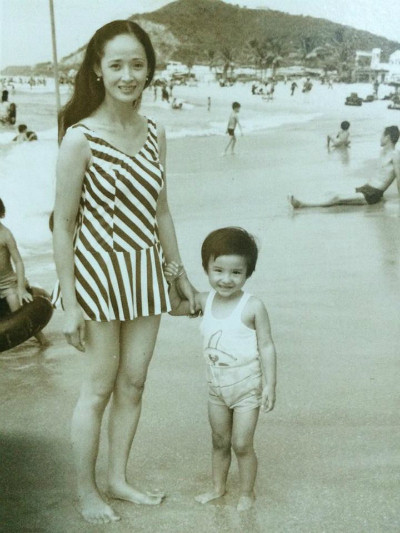 Lương Thế Thành lúc ba tuổi và mẹ. luong-the-thanh-khoe-anh-dien-trai-tu-nho-1