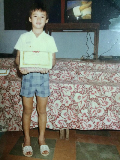 Lương Thế Thành khoe thành tích của năm học lớp 4, bậc tiểu học. luong-the-thanh-khoe-anh-dien-trai-tu-nho-3