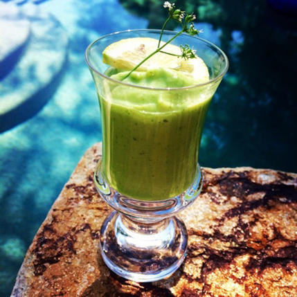 “Súp” dưa chuột, bơ: Món “súp” này có thể đảm nhiệm như một món khai vị lý tưởng, với hương vị thanh mát của dưa chuột, thơm ngậy của bơ và mùi rau thơm đặc trưng. Ảnh: Sharon Palmer. “Súp” dưa chuột, bơ: Món “súp” này có thể đảm nhiệm như một món khai vị lý tưởng, với hương vị thanh mát của dưa chuột, thơm ngậy của bơ và mùi rau thơm đặc trưng. Ảnh: Sharon Palmer.