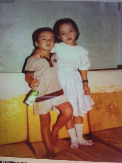 Hình ảnh đáng yêu của nam diễn viên năm 4 tuổi khi chụp cùng chị gái. luong-the-thanh-khoe-anh-dien-trai-tu-nho-2