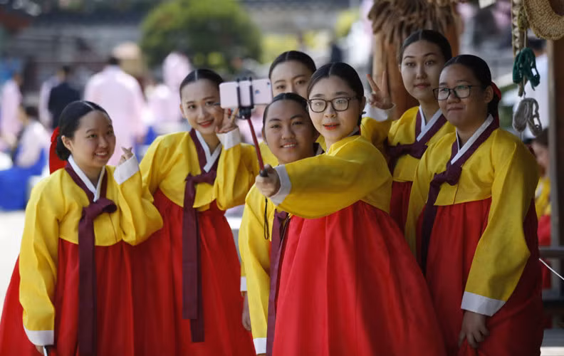 thanh nien han quoc hao huc trong ngay le truong thanh hinh 1