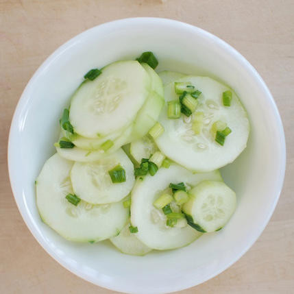 Salad dưa chuột, hành: Món salad thích hợp ăn kèm cùng với nhiều món ăn chính. Dưa chuột trộn, cùng chút dấm gạo, tạo nên độ chua vừa phải, dễ ăn. Ảnh: Snacking In Sneakers. Salad dưa chuột, hành: Món salad thích hợp ăn kèm cùng với nhiều món ăn chính. Dưa chuột trộn, cùng chút dấm gạo, tạo nên độ chua vừa phải, dễ ăn. Ảnh: Snacking In Sneakers.