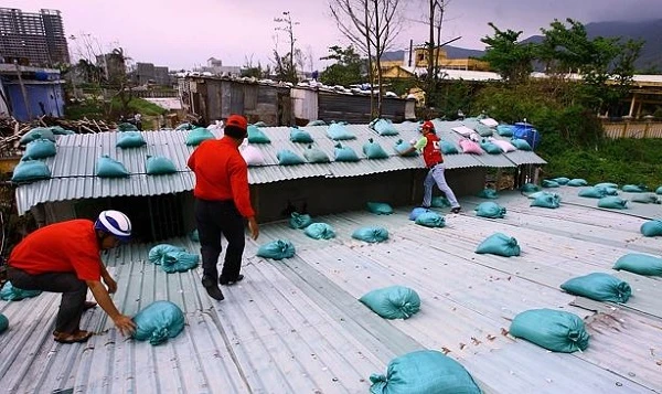 Biến đổi khí hậu là nguyên nhân gây siêu bão Haiyan. Ảnh chụp quá trình chuẩn bị đón bão tại Việt Nam.