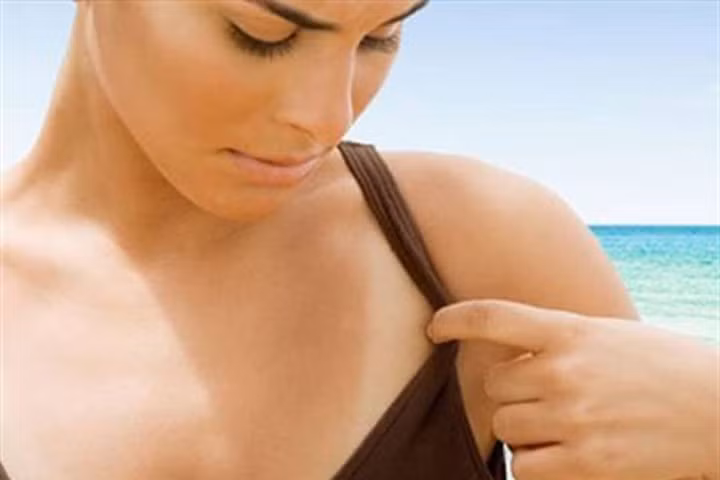 Tắm nước quá nóng là nguyên nhân khiến vòng 1 chảy xệ. 