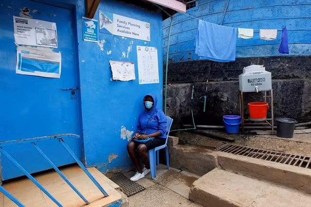 Jackline chờ được gặp bác sĩ tại trung tâm y tế Shofco ở Kibera.
