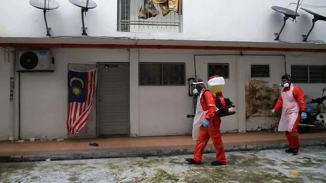 Nhân viên khử trùng ở Malaysia.