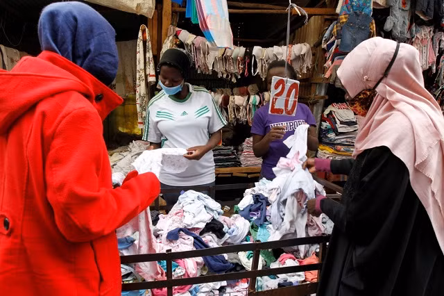 Cô mua quần áo trẻ em đã qua sử dụng ở chợ