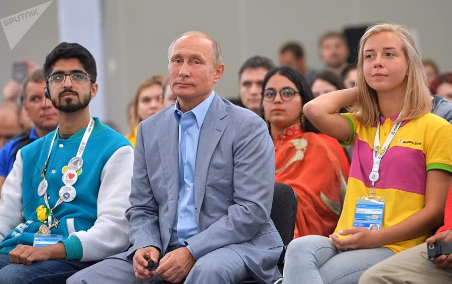 Ông Putin tham dự thảo luận theo chủ đề "Thanh niên năm 2030: Hình ảnh của tương lai" Ông Putin tham dự thảo luận theo chủ đề "Thanh niên năm 2030: Hình ảnh của tương lai"