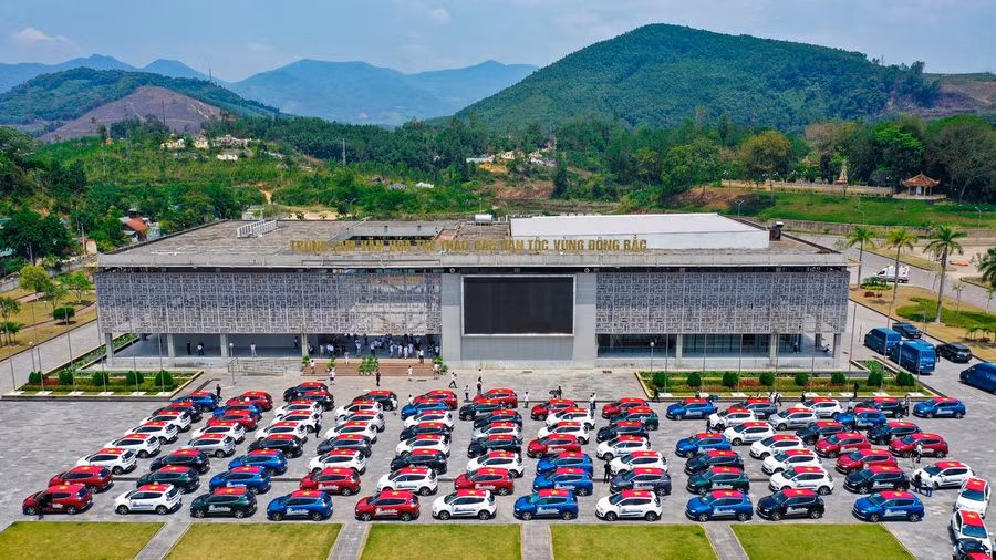 100 xe VF e34 lập kỷ lục “Đoàn caravan xe điện nhiều nhất Việt Nam” ảnh 1