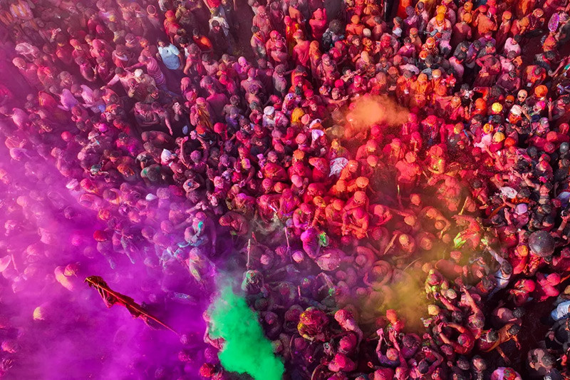 Dân làng từ Barsana và Nandgaon bôi đầy bột màu chơi trò chơi 'Lathmar Holi' tại đền Nandagram ở làng Nandgoan, cách New Delhi 115km về phía nam. (Ảnh: Ảnh Rajesh Kumar Singh/AP) Dân làng từ Barsana và Nandgaon bôi đầy bột màu chơi trò chơi 'Lathmar Holi' tại đền Nandagram ở làng Nandgoan, cách New Delhi 115km về phía nam. (Ảnh: Ảnh Rajesh Kumar Singh/AP)