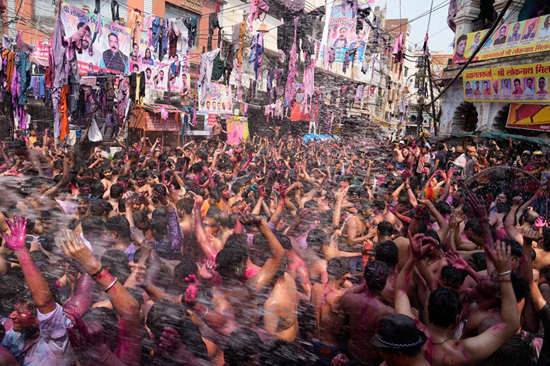 Mọi người nhảy múa trong lễ hội Holi ở Prayagraj, phía bắc bang Uttar Pradesh. Mọi người nhảy múa trong lễ hội Holi ở Prayagraj, phía bắc bang Uttar Pradesh.