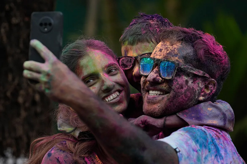 Một gia đình trong lễ hội Holi ở Mumbai, thủ đô tài chính của Ấn Độ. Một gia đình trong lễ hội Holi ở Mumbai, thủ đô tài chính của Ấn Độ.